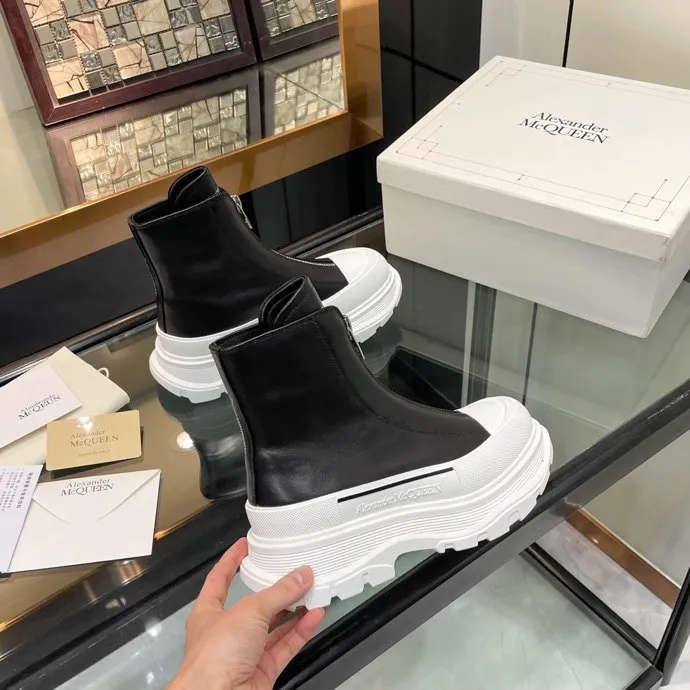 👟👟Ex-factory price 620👟👟 Men +10 🔥4050 McQueen’s new popular women’s boots and couple shoes🔥 Original 1:1 replica, the highest version! AIexanderMcQUEEN✅ products have been certified, endorsed by many celebrities such as Guli Nazha, Wu Lei, and Internet celebrity bloggers, and have fashion models on the T stage of Milan Fashion Week! Front zipper design, easy to wear, 6 cm heel height, comfortable to wear and heighten your legs, fabric: top grain calfskin/ lining: imported sheepskin feet: imported sheepskin, women's size 35-40 (40 must be customized). Men's size 39-45 (45 must be customized). Color: black/white, all black, off-white. Packaging: Matching counter packaging certificate pure cotton bag.